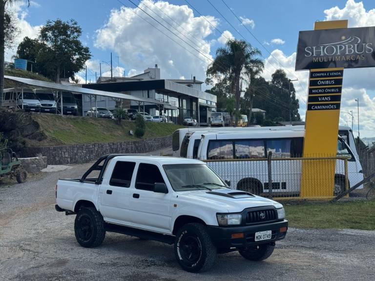 TOYOTA - HILUX - 2003/2003 - Branca - R$ 68.000,00