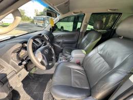 TOYOTA - HILUX - 2015/2015 - Branca - R$ 120.000,00