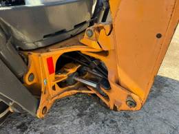 CASE - RETROESCAVADEIRA 4x4 - 2012/2012 - Amarela - R$ 240.000,00