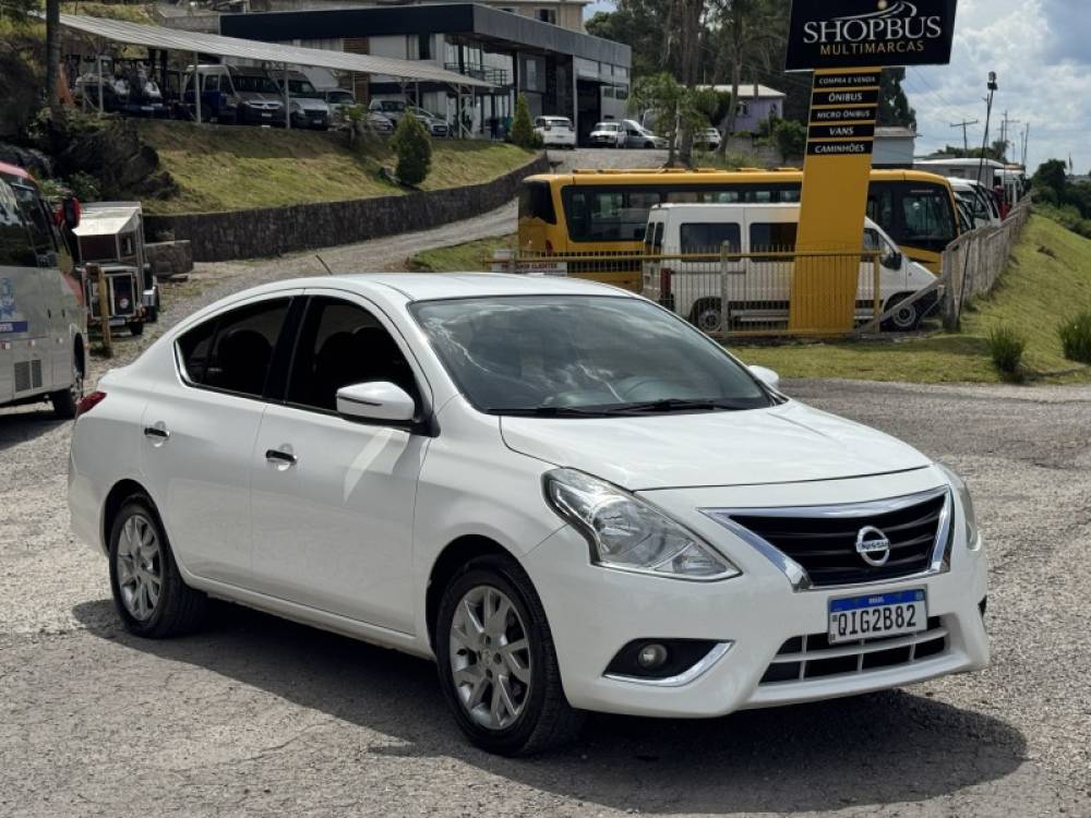 NISSAN - VERSA - 2016/2016 - Branca - R$ 49.900,00
