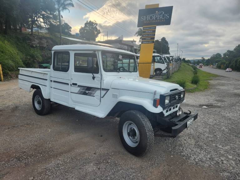 TOYOTA - BANDEIRANTE - 1996/1996 - Branca - R$ 99.990,00